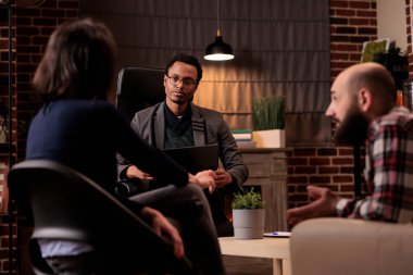 Evli çift, danışman ile terapi seansına katılıyor ilişki sorunları ve sorunları çözmek için çatışmalar hakkında konuşuyorlar. Evliliği kurtarmak için kavga eden ortaklara danışmanlık yapıyorum..