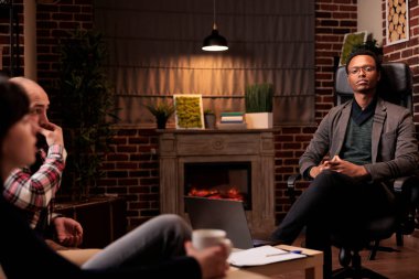 Evlilik danışmanının portresi terapide mutsuz çiftleri dinlemek, ilişki sorunları ve anlaşmazlıklara yardım etmek. Sorunları çözmek için psikolojik destek, danışmanlık ortakları.