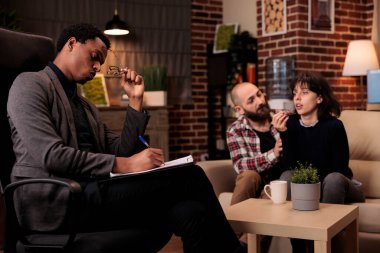 Genç psikoterapist, ilişki sorunları olan insanlara danışıyor, sorunları çözmeye ve tavsiye vermeye çalışıyor. Evlilik ve yaşam zorlukları hakkında profesyonel danışmanlık, çözüm yardımı.