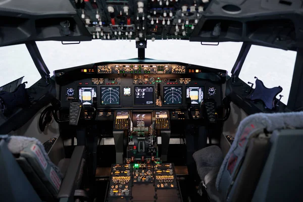Cockpit Avião Vazio Com Painel Navegação Voo Eletrônico Comando Controle — Fotografia de Stock