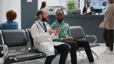 Doktor, hastanenin resepsiyonunda Afro-Amerikan bir adamla konuşuyor. Bekleme salonunda check-up yapıyor. Çeşitli insanlar tesiste sağlık tedavisi ve teşhisi hakkında sohbet ediyorlar..