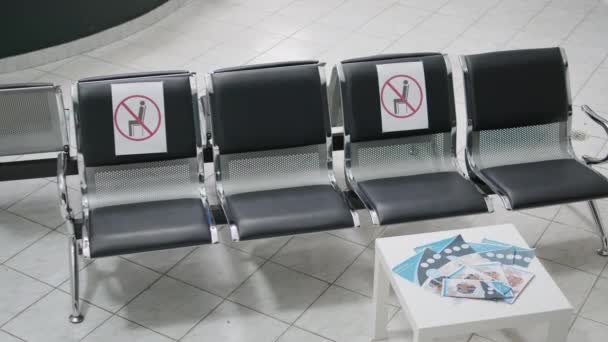 Κανείς Δεν Κάθεται Άδειες Καρέκλες Στην Αίθουσα Αναμονής Κατά Διάρκεια — Αρχείο Βίντεο