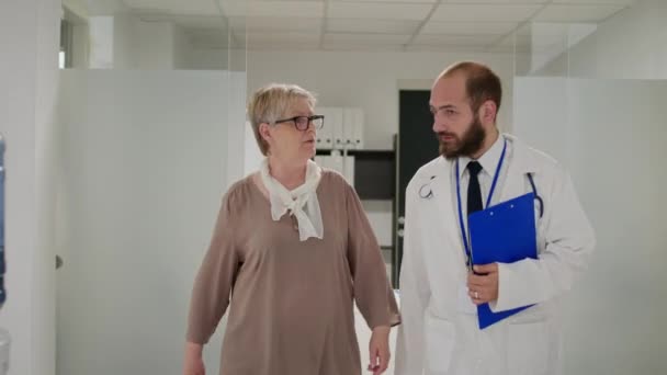 Amerykański Pacjent Rozmawiający Pielęgniarką Chorobie Leczeniu Korzystający Laptopa Rozmawiający Poczekalni — Wideo stockowe