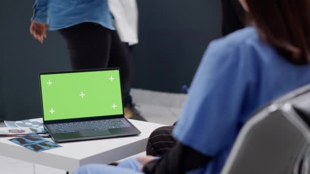 Современный Ноутбук Зеленым Экраном Столе Вестибюле Стойки Регистрации Люди Обсуждают — стоковое видео