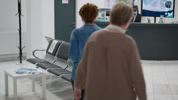 Různí Pacienti Kteří Zúčastnili Prohlídky Recepci Nemocnice Během Epidemie Covid19 — Stock video