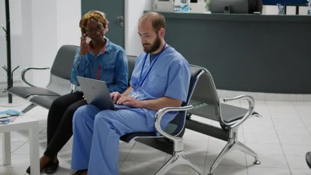 Diverse Menschen Analysieren Medizinische Diagnosen Auf Laptops Wartebereich Krankenschwestern Und — Stockvideo