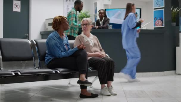 Diversas Pacientes Sexo Feminino Sentadas Área Espera Hospitalar Conversando Sobre — Vídeo de Stock