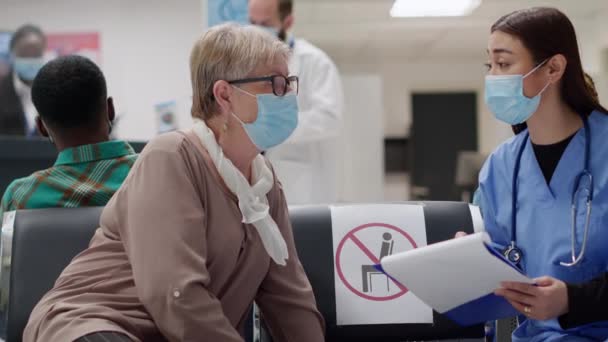 Lékařská Asistentka Starší Pacient Vyšetření Konzultace Během Pandemie Koronaviru Recepci — Stock video