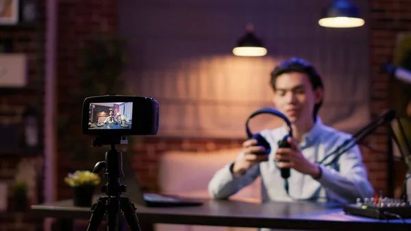 Fotoaparát Nahrávání Videa Vlogger Dělá Recenzi Produktu Bezdrátovými Sluchátky Pro — Stock fotografie