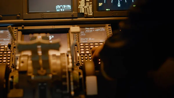 Férfi Másodpilóta Beírja Repülési Koordinátákat Hogy Elérje Célállomást Navigációs Műszerfal — Stock Fotó
