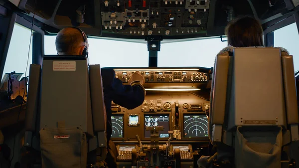 Kapitány Női Másodpilóta Pilótafülkében Repülésre Készülnek Műszerfali Vezérlőgombokkal Rögzítik Magasságot — Stock Fotó