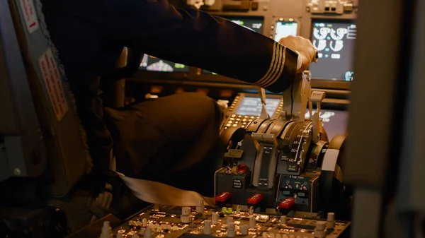 Repülőszemélyzet Repülő Repülőgép Motorkarral Fojtószeleppel Műszerfali Vezérlőgombokkal Felszálláshoz Vezérlőpanel Navigációs — Stock Fotó