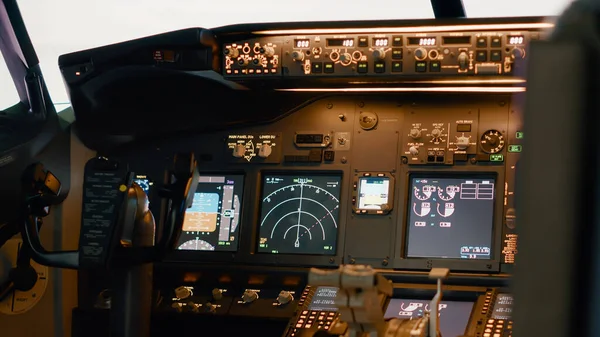 Üres Pilótafülke Műszerfal Paranccsal Motor Megfojtására Navigációs Szélvédő Repülőgép Vezetésére — Stock Fotó
