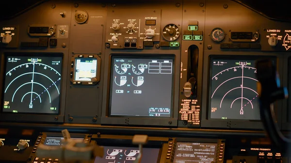 Repülőgép Pilótafülke Repülési Parancsnoksággal Vezérlőpulton Műszerfalon Navigációhoz Motor Fojtószelephez Radariránytűhöz — Stock Fotó