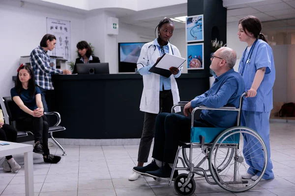 Älterer Mann Mit Behinderung Wird Von Einer Fürsorglichen Krankenschwester Unterstützt — Stockfoto