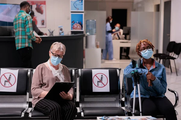Női Beteg Károsodott Kórház Recepcióján Találkozója Van Orvosi Szakemberrel Mankóval — Stock Fotó