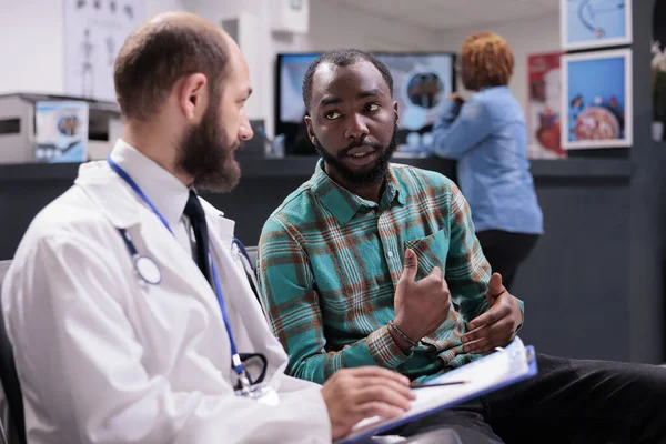 General Practitioner Talking Male Patient Waiting Room Using Medical Checkup — Stockfoto