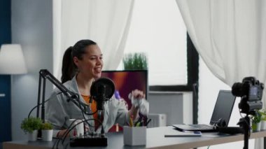 Sosyal medya ünlüsü seyahat boyutundaki kozmetik ürünleri inceliyor. Seyahat için vücut bakım kremi ve losyon şişelerini sunarken dijital içerik kaydedicisi video kaydediyor.