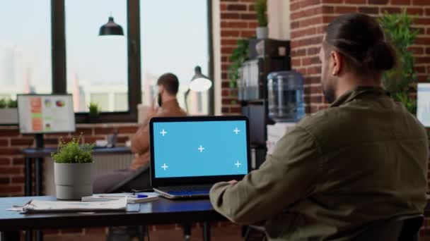 Сотрудник Компании Работает Ноутбуке Зеленым Экраном Используя Изолированный Шаблон Хроматического — стоковое видео