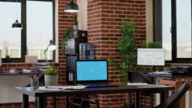 Laptop bilgisayarında yeşil ekranı olan boş bir ofis, izole edilmiş bir kopya uzay şablonu olan masa. İş yerinde pc monitöründe boş krom anahtar kullanan hiç kimse yok.