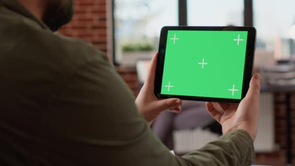 Office Worker Holding Horizontal Greenscreen Tablet Analyzing Chroma Key Display — Stok video