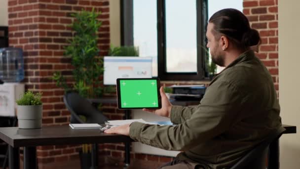 Zaměstnanec Společnosti Dívá Tablet Horizontální Zelenou Obrazovkou Displeji Pracuje Práci — Stock video