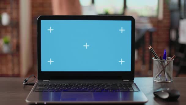 Niemand Schreibtisch Mit Laptop Auf Greenscreen Vorlage Isoliertem Chroma Keydisplay — Stockvideo