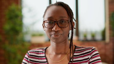 İnternetteki video konferans görüşmesinde konuşan serbest çalışan bir kadın internet kamerasıyla iş toplantısına katılıyor. Çalışan sohbeti telekonferans, sanal iletişim..