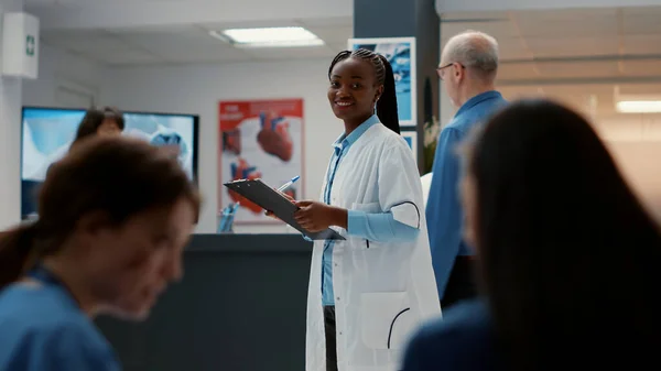 Portrait African American Medic Uniform Checkup Report Consultation Hospital Reception — Stockfoto