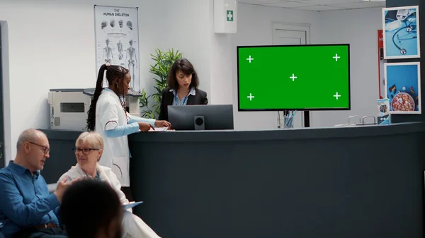 Monitor Display Greenscreen Background Hospital Reception Desk Waiting Room Lobby — Stockfoto