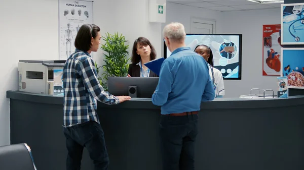 Busy Hospital Reception Desk Many Patients Waiting Start Examination Appointment — Stockfoto