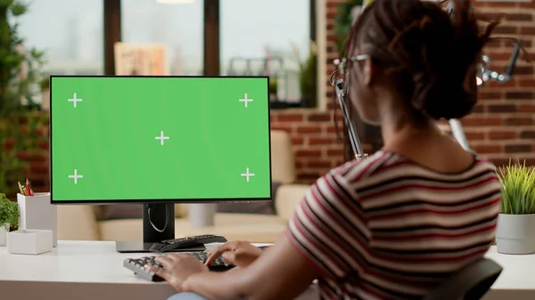 Freelancer Femenina Mirando Ordenador Con Pantalla Verde Trabajando Forma Remota — Foto de Stock