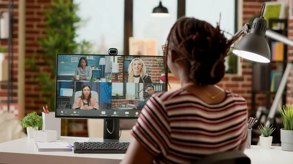 Businesswoman Using Online Videocall Conference Talk Colleagues Chatting Remote Videoconference — Stockfoto