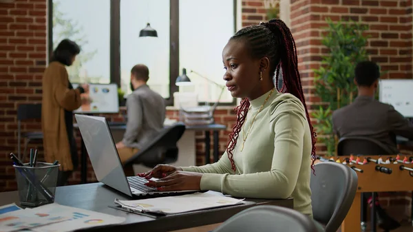 Африканська Американка Працює Ноутбуці Діловому Офісі Аналізуючи Графіки Презентації Проведення — стокове фото