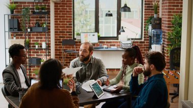 Öfkeli agresif yönetici belgeleri atıyor ve iş toplantısını ofiste bırakıp şirket sorununu ve krizini öğreniyor. Kızgın lider bağırıyor ve sinir krizi geçiriyor..