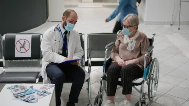 Doktor Konzultuje Starého Pacienta Chronickým Postižením Čekárně Mluví Postižení Epidemii — Stock video