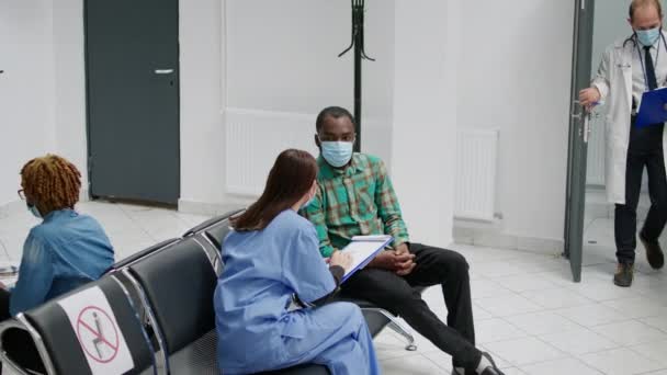 Asiatischer Spezialist Und Afrikanisch Amerikanischer Patient Sprechen Wartezimmer Haben Einen — Stockvideo