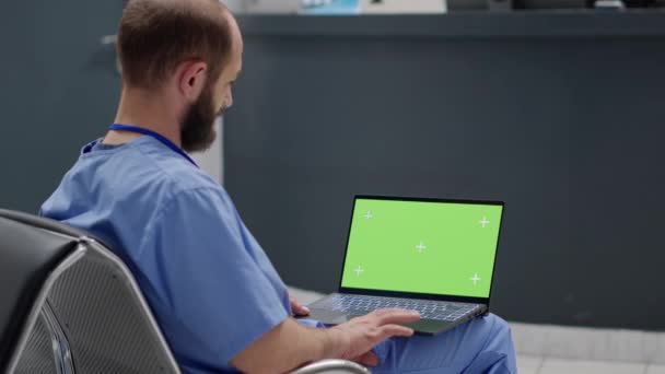 Медичний Асистент Який Працює Ноутбуці Зеленим Екраном Приймальному Залі Сидить — стокове відео