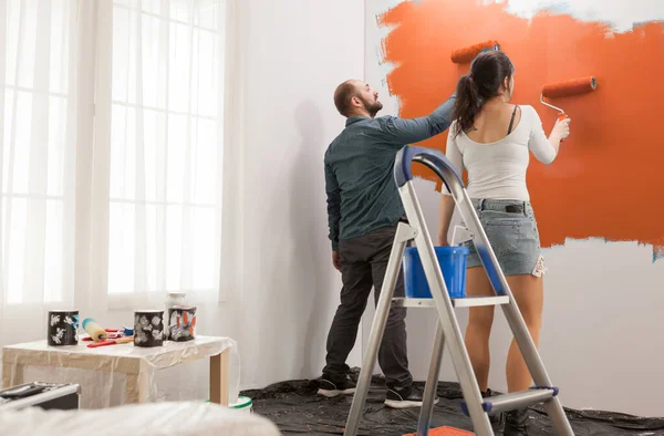 Paredes Pintura Familiar Com Cor Laranja Usando Equipamentos Renocalização Escada — Fotografia de Stock