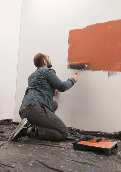 Handyman Parede Pintura Com Tinta Cor Laranja Wokring Renovação Casa — Fotografia de Stock