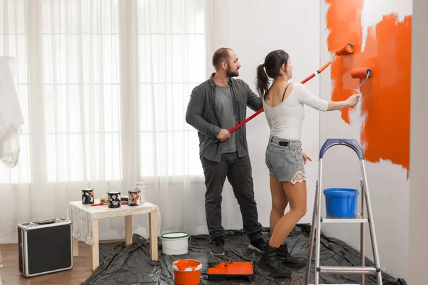 Man Vrouw Schilderen Met Oranje Kleur Met Behulp Van Kleurrijke — Stockfoto