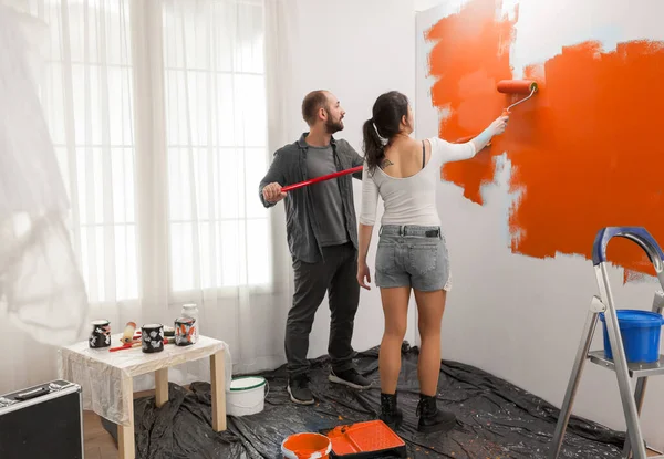 Pintura Pareja Segura Con Color Naranja Usando Pintura Vibrante Colorida —  Fotos de Stock