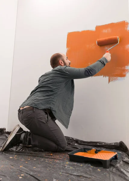 Craftsman Using Orange Paint Room Wall Doing Handmade Painting Job — 图库照片