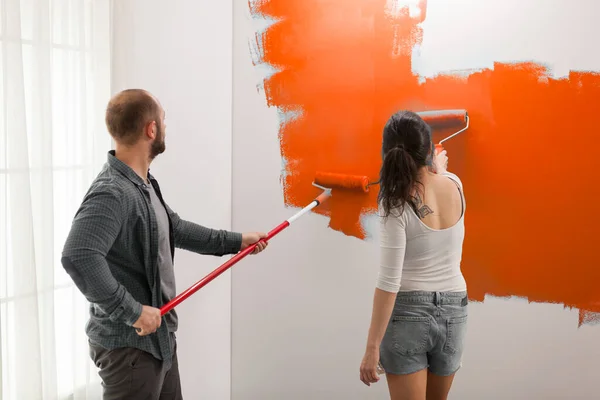 Gelukkig Familie Schilderen Met Oranje Kleur Met Behulp Van Verf — Stockfoto