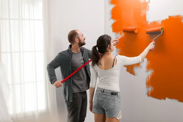 Zelfverzekerd Echtpaar Dat Oranje Verf Muren Gebruikt Appartementenkamer Knappen Tijdens — Stockfoto