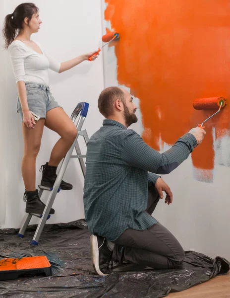 Casal Jovem Usando Tinta Laranja Para Renovar Paredes Apartamento Mudar — Fotografia de Stock