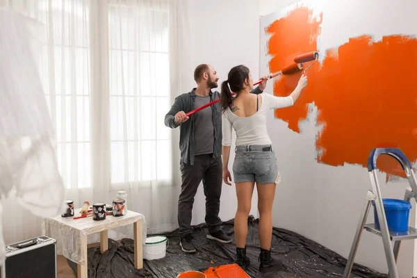 Parede Pintura Jovem Família Com Tinta Laranja Redecorando Apartamento Com — Fotografia de Stock