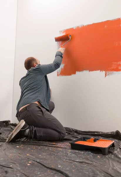 Man Doing Housework Orange Paint Renovating Apartment Walls Vibrant New — Stok fotoğraf