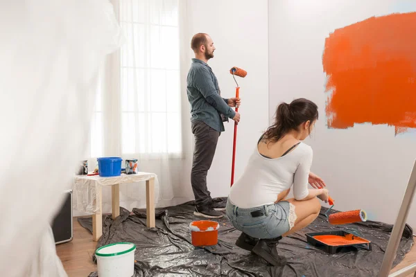 Family Painting Room Orange Color Paint Redecorate Apartment Paintbrush Roller — Fotografia de Stock