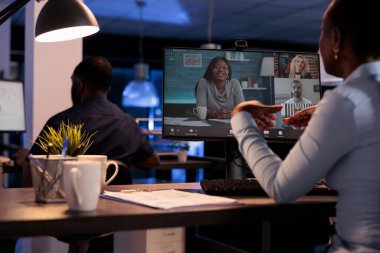 İş kadını uzak bir video konferansında iş arkadaşlarıyla konuşuyor, internetteki tele-iş görüşmesini kullanarak yeni bir iş hakkında sohbet ediyor. Web kamerasıyla internet telekonferans toplantısında görüşmek.